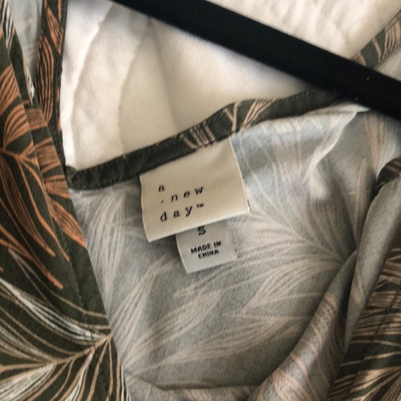 Flattering b-neck and back light summer dress. - Picture 3 of 3